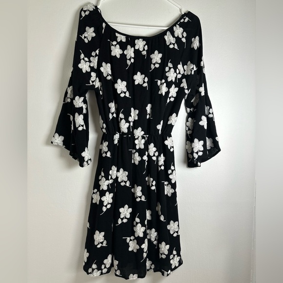 Le Lis Mini Black with white Embroidered Floral Dress Size S - Picture 2 of 11